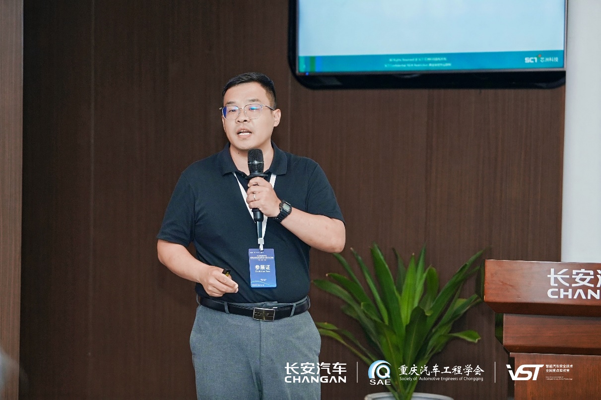 戴帽子的人在电视前AI 生成的内容可能不正确。